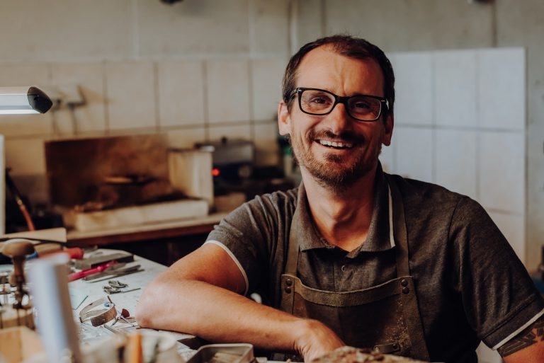 Der Goldschmied Gregor Wechselberger macht Schmuck mit Geschichte
